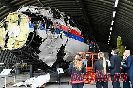 Нидерланды захотели экстрадировать россиян по делу MH17. Власти Нидерландов захотели экстрадировать российскую пару, которая предоставила им важные сведения о крушении самолета Boeing 777 авиакомпании Malaysia Airlines. Россияне, проживая на территории королевства, два года скрывали информацию о рейсе MH17. Миграционная служба посчитала долгое сокрытие информации нелогичным.