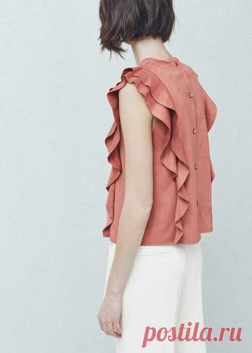 Простая блуза без рукавов