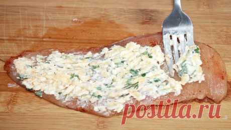 На филе выкладываю начинку и запекаю в духовке. Супер вкусные рулетики из курицы.