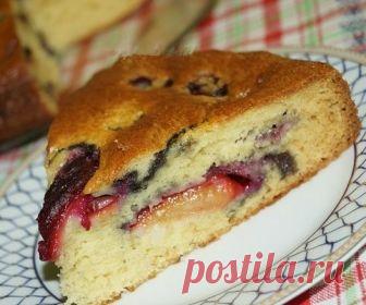 Рецепт творожного пирога со сливами.

Творожный пирог со сливами - ещё одна возможность порадовать близких прекрасной выпечкой. Готовится быстро, просто, из доступных продуктов, а результат неизменно прекрасен. А ещё, благодаря сливам и творогу, эта выпечка радует своей сочностью и нежностью. 

Для приготовления творожного пирога со сливами понадобится: 
сахарный песок - 1 стакан; 
яйцо - 3 шт.; 
творог - 150 г; 
сливы - 10 шт.; 
разрыхлитель - 7 г; 
мука - 1 стакан. 

Взб...