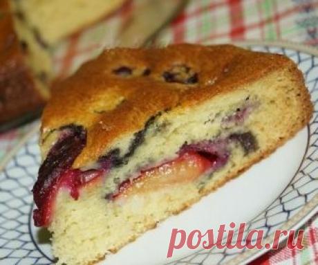 Рецепт творожного пирога со сливами.

Творожный пирог со сливами - ещё одна возможность порадовать близких прекрасной выпечкой. Готовится быстро, просто, из доступных продуктов, а результат неизменно прекрасен. А ещё, благодаря сливам и творогу, эта выпечка радует своей сочностью и нежностью. 

Для приготовления творожного пирога со сливами понадобится: 
сахарный песок - 1 стакан; 
яйцо - 3 шт.; 
творог - 150 г; 
сливы - 10 шт.; 
разрыхлитель - 7 г; 
мука - 1 стакан. 

Взб...