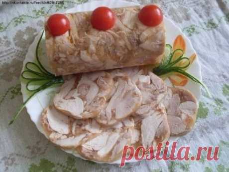 "Куриный рулет в бутылке"
Ингредиенты:
Курица — 1 Штука
Грецкие орехи — 100 Грамм
Желатин — 30 Грамм
Чеснок — 2  Зубчика
Соль и приправы — По вкусу
1. Для этого рулета можно брать целую курицу, а можно готовое филе (если любите постные рулеты). Кроме этого, мясо можно приготовить двумя способами: отварить, сделав бульон прозрачный (с овощами и зеленью), а можно протушить, как в нашем варианте.
2. Отправляем мясо на сковороду, не добавляя никаких жиров! Поставьте слабый огонь и начинайте тушить