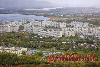 Российский город окрестили новой столицей. Российский город окрестили новой столицей. Об этом сообщает «Подъем». Издание опубликовало снимок обнаруженного в Мончегорске Мурманской области баннера с текстом «Мончегорск — столица России». Плакат использовался для съемок одноименной короткометражки и вскоре будет заменен.