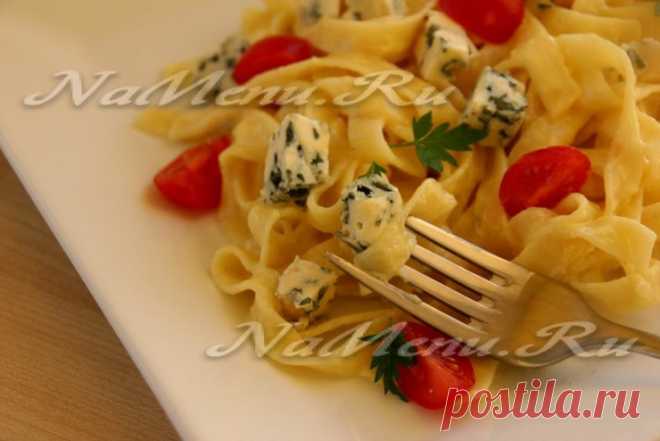 Паста с голубым сыром, помидорами черри и соусом из пармезана