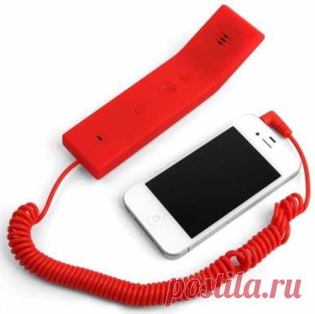 Гарнитура «Трубка» Kikkerland
Если вы тоскуете по увесистым, солидным телефонам и не прочь повеселиться, тогда эта трубка для вас!