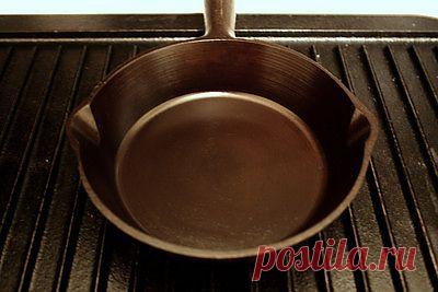 Как чугунную посуду легко сделать непригорающей.