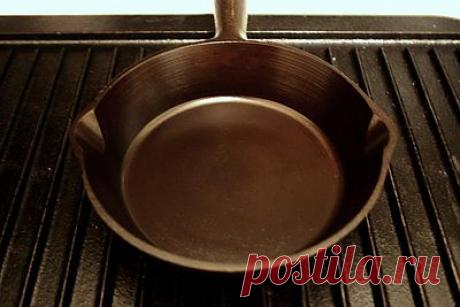 Как чугунную посуду легко сделать непригорающей.
