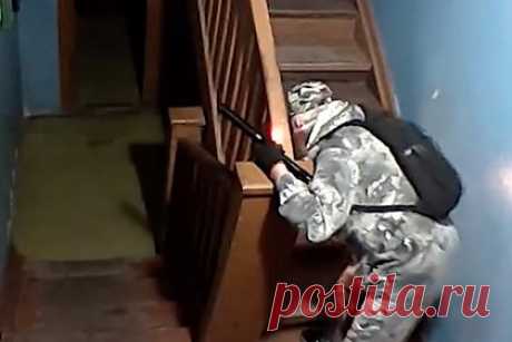 Пытавшегося сжечь дом со спящими людьми россиянина задержали. Мужчину, который пытался сжечь дом со спящими людьми в городе Кинешма Ивановской области, задержали. Поджигатель в попытке скрыться преодолел около 500 километров. Его обнаружили в Чувашии и теперь везут на допрос в родной город. Мужчина признался, что решил устроить пожар в доме, так как захотел отомстить соседям.