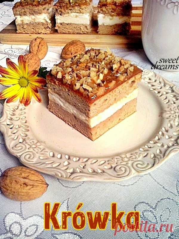 KrówkaКрем торта, която се състои от: бисквита с леко карамелен вкус, деликатен крем, каймак и ядки.-