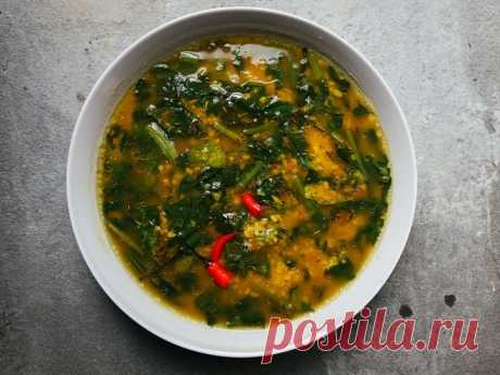 Жареный мунг дал со шпинатом. Это блюдо имеет восхитительный вкус, который получается при обжаривании зерен дала перед приготовлением их в воде. В Бенгалии его обычно подают с рисом и жареными овощами.