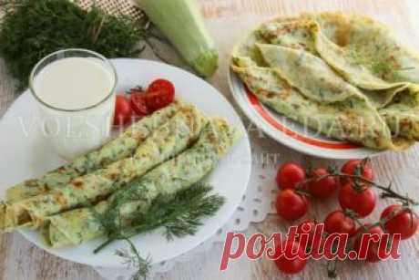 Кабачковые блины на кефире Рецепт кабачковых блинов на кефире с зеленью понравится актуальны летом. Блины получаются тонкие, мягкие и нежные, прекрасно сочетаются со сметаной или чесночным соусом. В них можно заворачивать всевозможные начинки и даже собрать целый кабачковый торт!