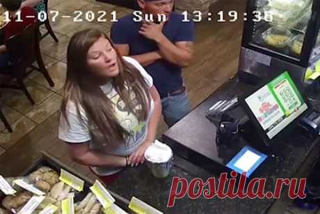 Женщина облила кассиршу горячим супом, позвонила в полицию и попала на видео. Посетительница ресторана в Техасе обратилась в полицию из-за слишком горячего супа. Она забрала заказ, а потом заметила, что пластиковая крышка контейнера плавится от температуры блюда. Тогда женщина позвонила в полицию, а затем вернулась в ресторан и выплеснула горячий суп в лицо кассирше.