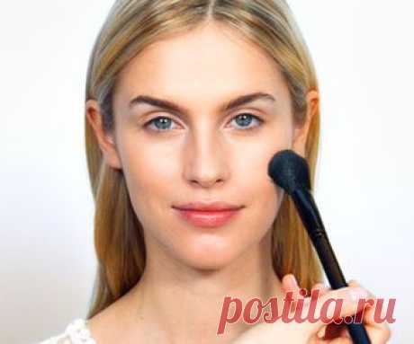 ОСНОВА
Нанеси на кожу легкую основу, проработав проблемные зоны консилером. Закрепи основу с помощью пудры – крупной кистью нанеси пудру на Т-зону.