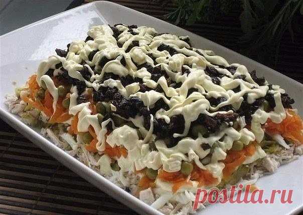 Салат с курицей и черносливом