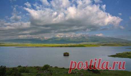 Երկկենցաղ եկեղեցին
Ժամանակին այստեղ Քասաղ և Զովունի գյուղերն են եղել... հետո որոշեցին գյուղի տեղը ջրամբար կառուցել, և գյուղերը տեղափոխեցին Երևանին կից համանուն համայնքներ: Այս եկեղեցու անունը Սուրբ Պողոս-Պետրոս է: Ամռան ամիսներին ջրամբարի ջուրը լավ բարձր է լինում և ծածկում է եկեղեցու կեսը: Իսկ տարվա մյուս եղանակներին ջուրը նահանջում է` բացելով ճանապարհ դեպի եկեղեցին:
Ահա և մեկ ամառային լուսանկար, որտեղ եկեղեցին կիսով չափ ջրի մեջ է: