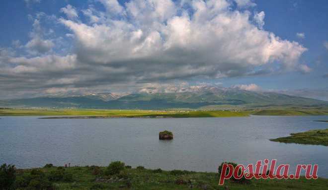 Երկկենցաղ եկեղեցին
Ժամանակին այստեղ Քասաղ և Զովունի գյուղերն են եղել... հետո որոշեցին գյուղի տեղը ջրամբար կառուցել, և գյուղերը տեղափոխեցին Երևանին կից համանուն համայնքներ: Այս եկեղեցու անունը Սուրբ Պողոս-Պետրոս է: Ամռան ամիսներին ջրամբարի ջուրը լավ բարձր է լինում և ծածկում է եկեղեցու կեսը: Իսկ տարվա մյուս եղանակներին ջուրը նահանջում է` բացելով ճանապարհ դեպի եկեղեցին:
Ահա և մեկ ամառային լուսանկար, որտեղ եկեղեցին կիսով չափ ջրի մեջ է: