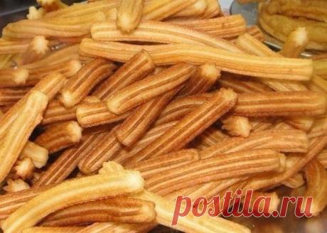 СЛАДКАЯ ВЫПЕЧКА &quot;ЧУРРОС&quot;
● Мука - 180 г 
● Белок - 1 шт.
● Вода - 250 мл
● Молоко - 125 мл
● Соль- 0,5 ч. ложки 
● Сахар - 2 ст. л.
● Растительное масло (для жарки)

Приготовление:

1. Смешайте молоко, воду, сахар, соль в глубокой емкости, доведите до кипения, всыпьте просеянную муку и размешайте все до однородной массы. Сняв с огня, дайте чуть-чуть остыть и замесите тесто в течение 2-3 минут.
2. Добавьте яичный белок и снова тесто вымесите до однородности. Д...