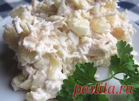 Простой салат с куриной грудкой и яйцом