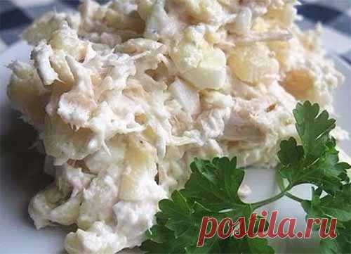 Простой салат с куриной грудкой и яйцом