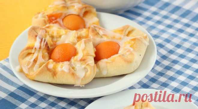 Дениш. Пошаговый рецепт с фото на Gastronom.ru
2,5 стакана муки
220 г сливочного масла
3/4 стакана молока
1 ст. л. сухих дрожжей
2 ст. л. сахара
0,5 ч. л. соли
Для начинки и покрытия:
150 г абрикосового джема
1 банка (800 г) абрикосов в сиропе
0,5 стакана сахарной пудры