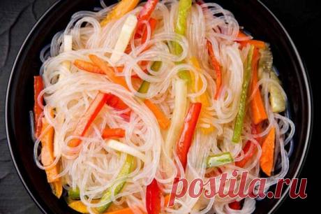 Как приготовить фунчозу: 2 пошаговых рецепта - Будет вкусно - Медиаплатформа МирТесен Вы до сих пор подозрительно смотрите на рисовую лапшу на магазинном прилавке? Нечего бояться ее готовить. В этом нет ничего сложного. Наша редакция сегодня поведает, как приготовить фунчозу в домашних условиях (быстро и вкусно). Обязательно опробуйте эти рецепты с рисовой лапшой. Вам непременно - 11 января - 43174130578 - Медиаплатформа МирТесен