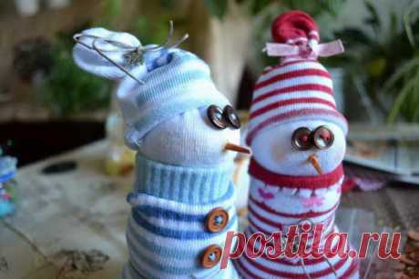 Елочные игрушки своими руками: фото и видео-мастер классы новогодних игрушек и гирлянд из бумаги, фетра, лампочек, носков, ниток, слоеного теста, пряников и подручных материалов с декором. Выполнение необычных елочных игрушек руками ребенка и взрослого. Елочные игрушки вязанные крючком, картонные, из ваты, бисера, бусин и пуговиц: фото-идеи с пошаговым описанием и видео-уроками. В статье вы найдете массу разных идей и мастер классов по созданию красивых елочных игрушек.