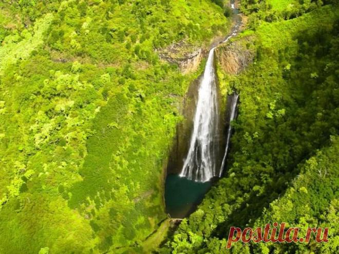 красивый водопад среди тропического леса.
