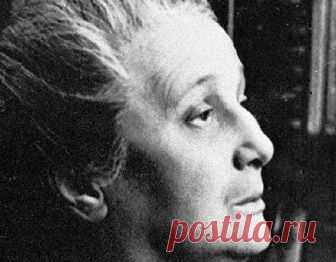 Анна Ахматова

Кое-как удалось разлучиться
И постылый огонь потушить.
Враг мой вечный, пора научиться
Вам кого-нибудь вправду любить.

Я-то вольная. Всё мне забава, —
Ночью Муза слетит утешать,
А наутро притащится слава
Погремушкой над ухом трещать.

Обо мне и молиться не стоит
И, уйдя, оглянуться назад…
Чёрный ветер меня успокоит,
Веселит золотой листопад.

Как подарок, приму я разлуку
И забвение, как благодать.
Но, скажи мне, на кре́стную муку
Ты другую посмеешь послать?...