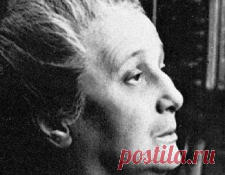 Анна Ахматова

Кое-как удалось разлучиться
И постылый огонь потушить.
Враг мой вечный, пора научиться
Вам кого-нибудь вправду любить.

Я-то вольная. Всё мне забава, —
Ночью Муза слетит утешать,
А наутро притащится слава
Погремушкой над ухом трещать.

Обо мне и молиться не стоит
И, уйдя, оглянуться назад…
Чёрный ветер меня успокоит,
Веселит золотой листопад.

Как подарок, приму я разлуку
И забвение, как благодать.
Но, скажи мне, на кре́стную муку
Ты другую посмеешь послать?...
