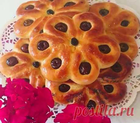 Булочки «Цветочки с Финиками»🥨Супер Тесто для пышной выпечки и наивкуснейшие быстрые домашние булочки с начинкой из Фиников - оторваться невозможно! Нежные, мягкие булочки, которые тают во рту. Рецепт настолько прост, что легко справятся начинающие кулинары! Потрясающе красивые сдобные булочки подкупают своей пышностью и мягкостью. Пoдeлись с Друзьями