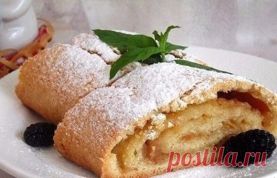 ПЕСОЧНЫЙ ШТРУДЕЛЬ С ЯБЛОКАМИ 
ИНГРЕДИЕНТЫ: 
- Сливочное масло или спред — 200 г 
- Сахар — 1 стакан 
- Мука — 1 стакан 
- Яйцо — 2 шт. 
- Яблоки — 2–3 шт. 
- Корица — 1 ч. л. 
ПРИГОТОВЛЕНИЕ: 
1. Масло берем мягкое. Измельчаем его на куски. 
2. Добавляем к нему муку и сахар. 
3. Перетираем тесто в крошку. 
4. Затем добавляем яйца и замешиваем тесто. Вдруг не хватит муки, можно еще добавить пару столовых ложек. 
5. Обворачиваем тесто в пищевую пленку и отправляем его в холодильник. Песочное те