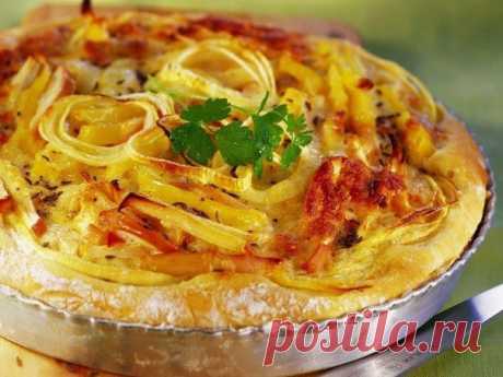 Картофельно-луковый пирог с яблоками