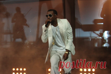 Канье Уэст заменил зубы титановым протезом за 850 тыс. долларов. Перед установкой протеза артист якобы удалил все свои зубы.