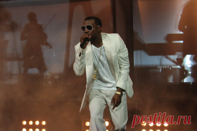 Канье Уэст заменил зубы титановым протезом за 850 тыс. долларов. Перед установкой протеза артист якобы удалил все свои зубы.