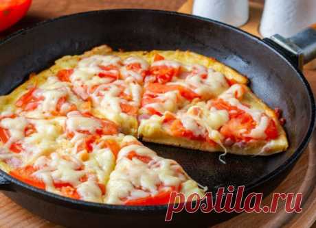 Быстрая пицца на сковороде. Готовим за 10 минут вкусно и просто.
Сегодня приготовим быструю пиццу на сковороде. Такой рецепт отлично выручает, когда хочется пиццы, но нет желания долго возиться. Получается очень вкусно, а времени и усилий отнимает минимум.
Ингредиенты:
Тесто:
- яйца - 2 шт.
- мука - 9 ст. л.
- кефир (сметана) - 8 ст. л.
- соль - 1/3 ч. л.

Начинка:
- помидор - 1 шт.
- колбаса - 100 г
- сыр - 50 г

Приготовление:
1. Сначала подготовим все ингредиенты. 100 г...