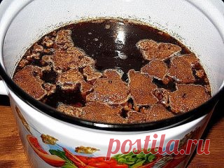10 ВКУСНЕЙШИХ  СУПЕР - РЕЦЕПТОВ ДОМАШНЕГО КВАСА!
Рецепт кваса ржаного.
_____________________________________________________ 
На 3 литра воды: 
ржаные сухари – 1 кг, 
сахар – 200 г, 
дрожжи – 20 г, 
изюм – 50 г.
Ржаные сухари залить кипятком, затем охладить. 
Процедить, добавить сахар и хорошенько размешать. 
Добавить дрожжей, поставить в теплое место и дать бродить 12 часов. Потом перелить в бутылки, добавить изюм и поставить их в холодное место.
Через два дня квас готов.
Домашний квас
_______