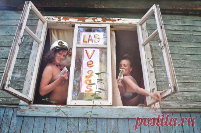 Треш на свежем воздухе: российская деревня живее всех живых | Чёрт побери На деревне конюх Вася Фокусник известный: Замочив портянки в квасе, Получает «Пепси». Это стихотворение метко отражает иронию загородной жизни. Деревенские в большинстве своем презрительно относятся к городским, считая их напыщенными индюками. Но в то же время любят переложить на свой лад городские мотивы. Так появляются тракторы с открытым верхом и селфи-вилы вместо селфи-палки. Впрочем, колорит рос...