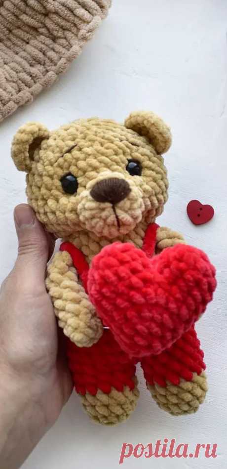 PDF Мишка с сердечком крючком. FREE crochet pattern; Аmigurumi animal patterns. Амигуруми схемы и описания на русском. Вязаные игрушки и поделки своими руками #amimore - плюшевый медведь с сердечком, медвежонок к 14 февраля, мишка ко дню Святого Валентина из плюшевой пряжи.