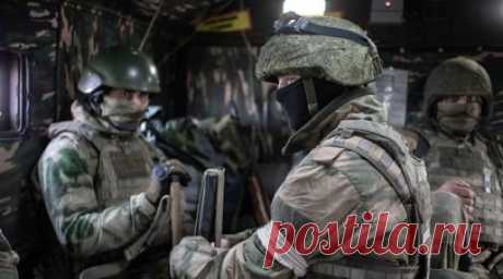 Российские бойцы применяют гусеничные дроны для доставки грузов на передовую. Российские бойцы ВДВ из группировки «Север» доставляют воду и боеприпасы на передовую с помощью гусеничных дронов, также эти машины применяются для эвакуации раненых. Читать далее