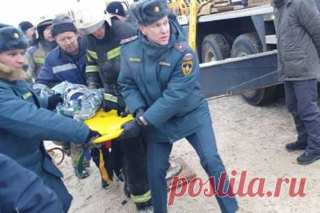 Ребенка зажало в автомобиле после ДТП с лесовозом под Сыктывкаром. Всего в машине заблокированными оказались три человека.