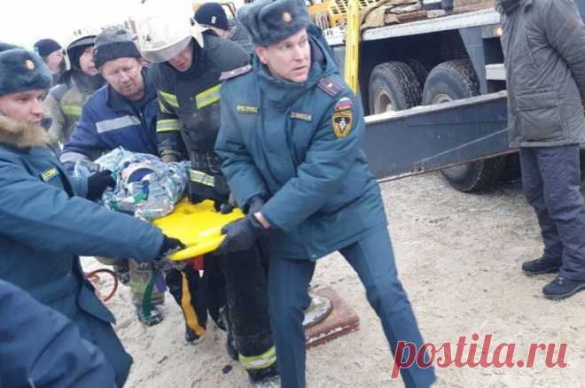 Ребенка зажало в автомобиле после ДТП с лесовозом под Сыктывкаром. Всего в машине заблокированными оказались три человека.