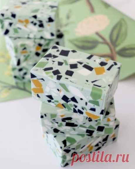 Feelin lucky 🍀 about these bars! They’re made from the scraps of my most recent soaps and scented with peppermint and lime essential oils.... Plus, they pair perfectly with this #riflepaperco paper 🍀🍀 Happy St Patrick’s day to all!