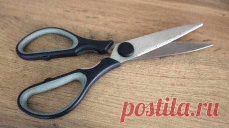 Мне давно за 50, а я только сейчас узнала для чего на кухонных ножницах зубчики между ручками. Рассказываю и показываю полезную информацию! - Сам себе мастер - Социальная сеть "МТ.RU" Ножницы на кухне – вещь незаменимая. В основном использую их для рыбы и курицы. У сырой рыбы отрезаю хвост, плавники и вспарываю брюшко. А запеченную в духовке целую рыбу разрезаю на порционные кусочки. То же самое делаю с запеченной курицей, уткой или гусем. Разрезанное этими ножницами мясо ...
