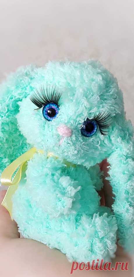 PDF Бирюзовый зайка крючком. FREE crochet pattern; Аmigurumi animal patterns. Амигуруми схемы и описания на русском. Вязаные игрушки и поделки своими руками #amimore - плюшевый заяц, маленький зайчик из плюшевой пряжи, кролик, зайчонок, зайка, крольчонок.