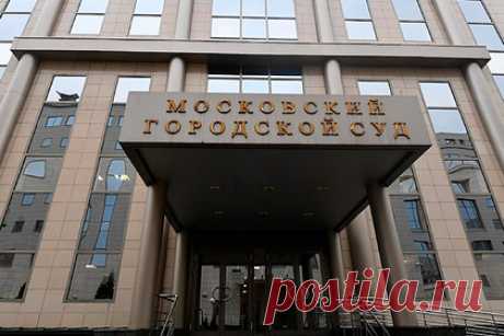 В Москве суд освободил из-под ареста напавшего на журналиста футбольного фаната. Мосгорсуд изменил меру пресечения для фаната столичного «Спартака» Валентина Коршунова, избившего журналиста РБК Александра Щеголева. Экс-главу фан-клуба арестовали 22 октября, но 18 ноября суд освободил обвиняемого под залог в один миллион рублей после удовлетворения апелляции.