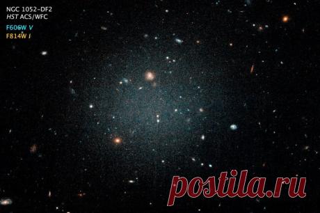 Ученые раскрыли загадку галактики без темной материи В прошлом году астрономы нашли галактику NGC1052-DF2, которая, согласно расчетам, либо имела крайне малое количество темной материи, либо не имела ее
