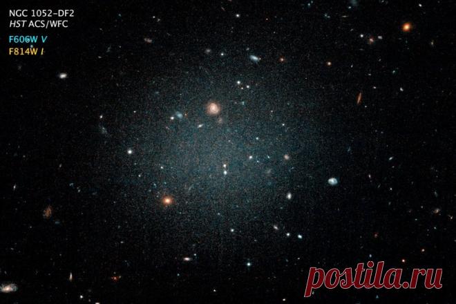 Ученые раскрыли загадку галактики без темной материи В прошлом году астрономы нашли галактику NGC1052-DF2, которая, согласно расчетам, либо имела крайне малое количество темной материи, либо не имела ее