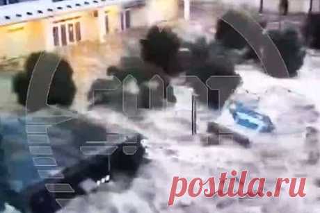 В России обрушившуюся на береговую линию города гигантскую волну сняли на видео. В Адлере удар морской волны в накрывшую город непогоду сняли на видео. На кадрах волна сносит береговую линию и устремляется вглубь берега, сметая на своем пути не закрепленные в земле легкие предметы и затапливая дворовую территорию расположенных у берега домов горожан.