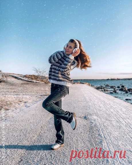 THE SIMPLE GEOMETRY SWEATER от anastasia129.crochet

За основу схемы я взяла известную многим #larksfootstitch
Из нее в основном пледы вяжут кстати 
А мне вот свитер захотелось)))
⠀
В оригинальной версии схемы полотно получается с отверстиями, которые для зимнего свитера не совсем уместны 
Поэтому я внесла в нее некоторые свои коррективы.
⠀
Перед началом вязания свитера необходимо связать образец 10x10 см по той схеме, что я разместила в галерее и провести его ВТО.
⠀
Именн...