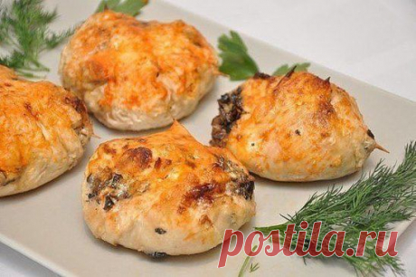 500 г кур филе300 г грибов 
70 г сыра
3 ст. л сливок
1 луковица
соль, перец 
Грибы порезать кубиками и обжарить на астит масле с измельчен луком, в конце посолить  поперчить добавить натертый сыр сливки.Куриное филе отбить,посолить, поперчить.В центр положить грибной фарш, свернуть, придав форму «бомбочки», при необходим заколоть зубочистк.Завернуть в фольгу предварит смазать растит масломЗапекать в духовке при темп 200° 30 мин,снять фольгу и дать подрумяниться еще 5-10 минут.